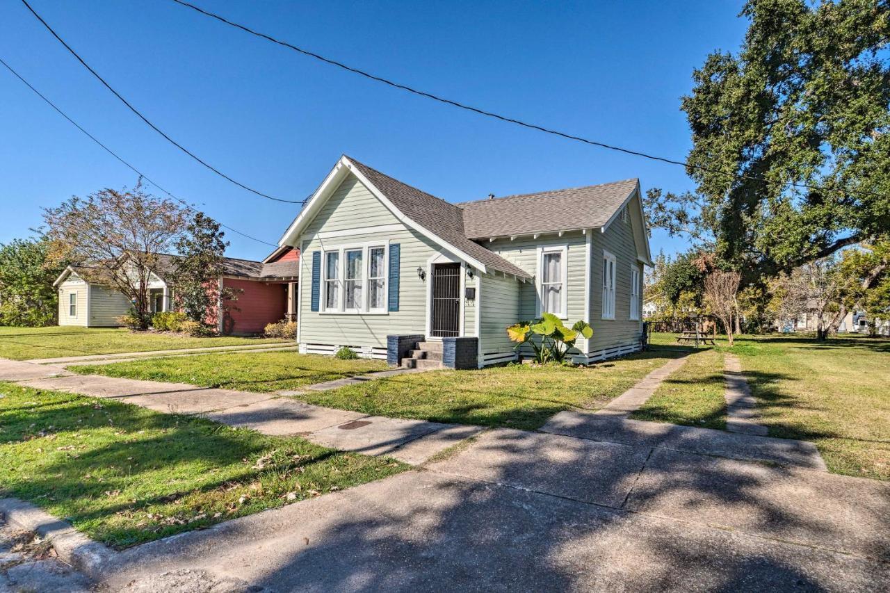 Lake Charles Cottage With Fireplace And Yard! Exterior photo